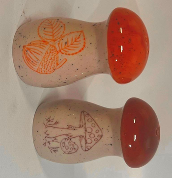 Visuel 1 du produit Salière et poivrière forme champignon en grès beige à motif orange ou rouge Hector - H 7,5 cm