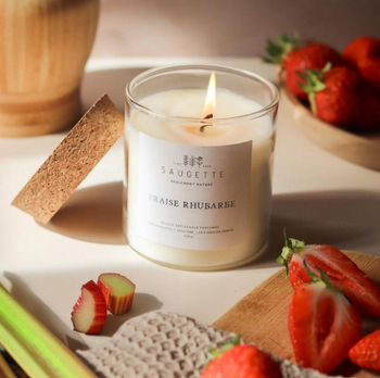 Visuel 1 du produit Bougie parfumée avec pochon Saugettes Les Essentielles senteur fraise rhubarbe - 100 g