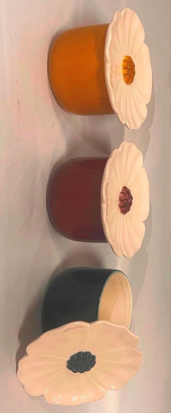Visuel 1 du produit Boîte en céramique colorée avec couvercle blanc forme fleur Paula