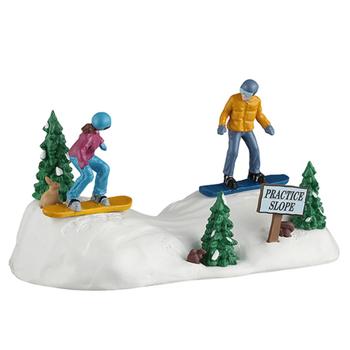 Visuel 1 du produit Personnages pour village de Noël entraînement de snowboard en résine coloris multicolore Lemax Vail Village - 8,9 x 17,5 x 8,5 cm