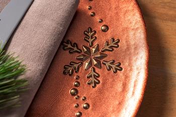 Visuel 1 du produit Plat de Noël en dolomite rouge à motif ocre et or Authentico - Ø 27 cm