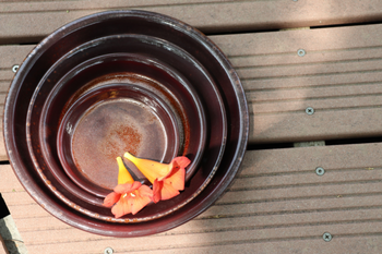 Visuel 1 du produit Soucoupe en terre cuite émaillée marron châtaigne Les Poteries d’Albi - Ø 41 cm