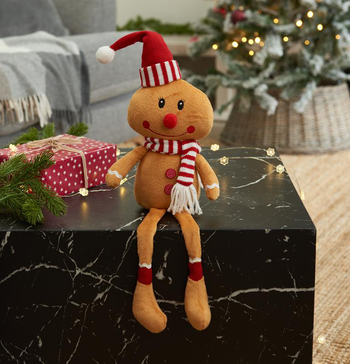 Visuel 1 du produit Personnage en pain d’épice assis avec jambes pendantes M. Gingembre Gonk - 25 cm