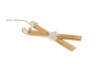 Visuel 1 du produit Décoration à suspendre skis en bois naturel avec fourrure - 10,5 x 28,5 cm