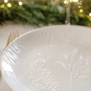 Visuel 1 du produit Assiette plate décor pomme de pin en porcelaine blanche - Ø 27,2 cm