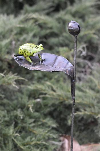 Visuel 1 du produit Grenouille décorative pour extérieur coloris vert en métal recyclé - 105 cm