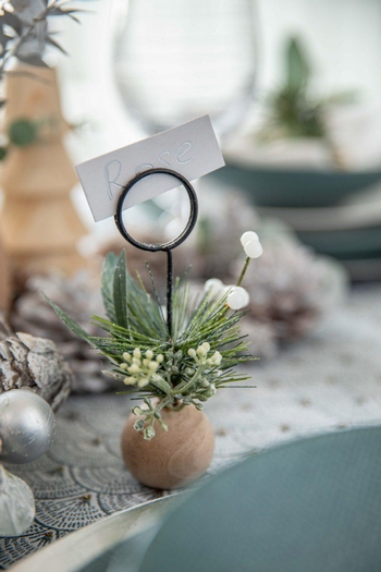 Visuel 1 du produit Porte-carte coloris vert avec boules en bois, pommes de pin, eucalyptus et paillettes Mordern – 13 x 7 x 7 cm