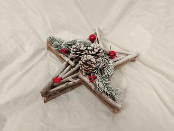 Visuel 1 du produit Étoile à LED en bois de mûrier avec pommes de pin givrées et boules rouges - 38 x 38 x 12 cm