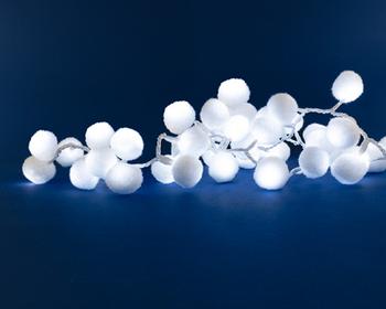 Visuel 1 du produit Guirlande lumineuse de Noël boules de coton LED blanc froid câble blanc intérieur - 5 m