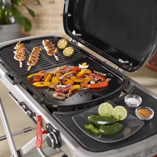 Visuel 4 du produit Plancha en fonte d’acier émaillée noire pour barbecue Weber Traveler - 32 x 34,5 cm