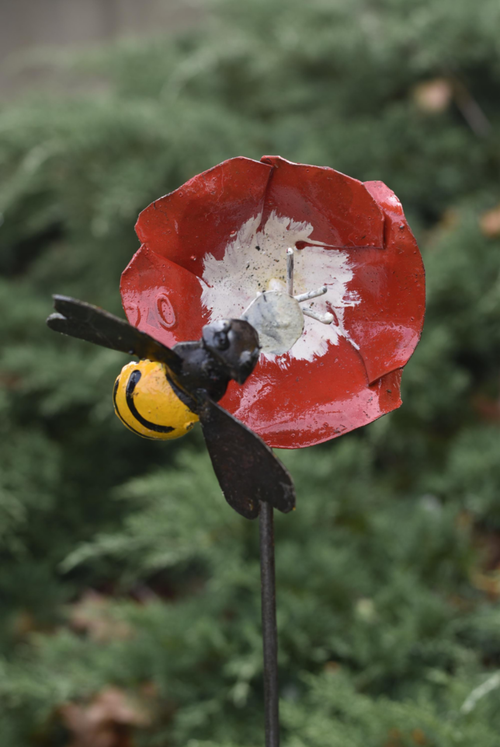 Visuel 1 du produit Abeille et fleur d’hibiscus sur tuteur en métal recyclé Chouette & Co