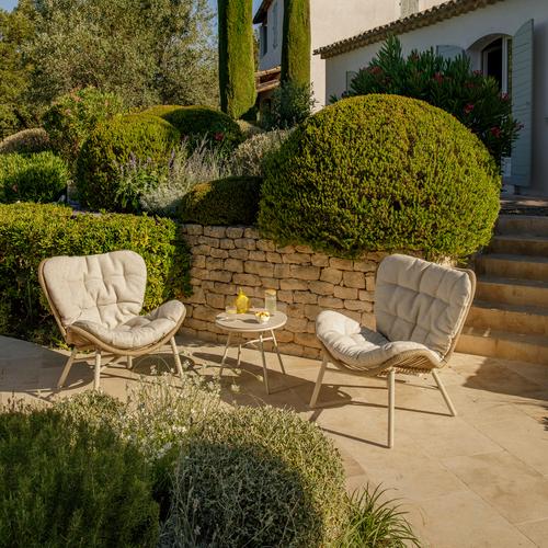 Visuel 10 du produit Salon de jardin en acier et résine tressée coloris beige Hosta II - 3 éléments (table basse et deux fauteuils)