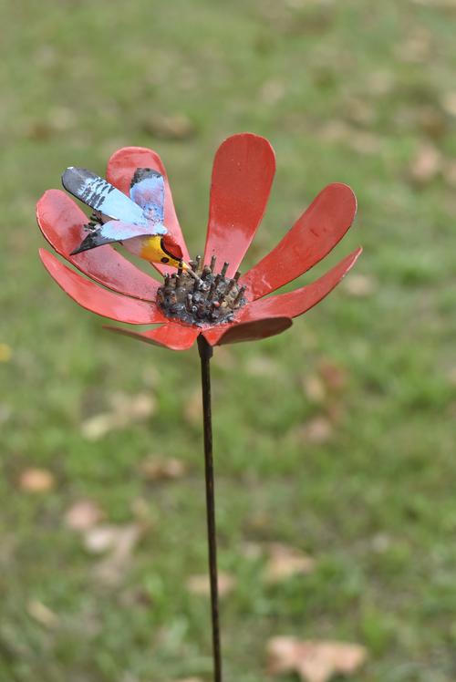 Visuel 1 du produit Colibri en vol sur lotus sur tuteur coloris multicolore en métal recyclé - 110 cm