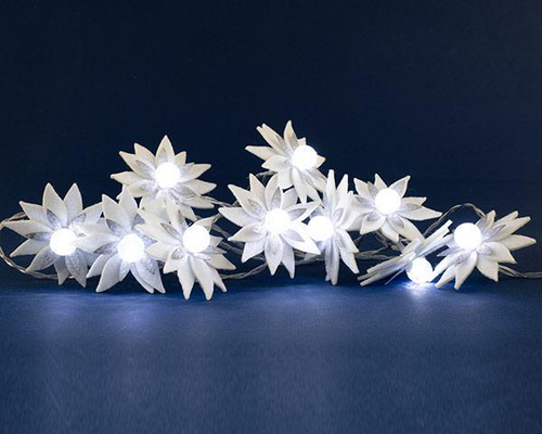 Visuel 1 du produit Guirlande lumineuse avec poinsettias blancs à 10 LED blanc froid et câble argent sur piles - 1,80 m