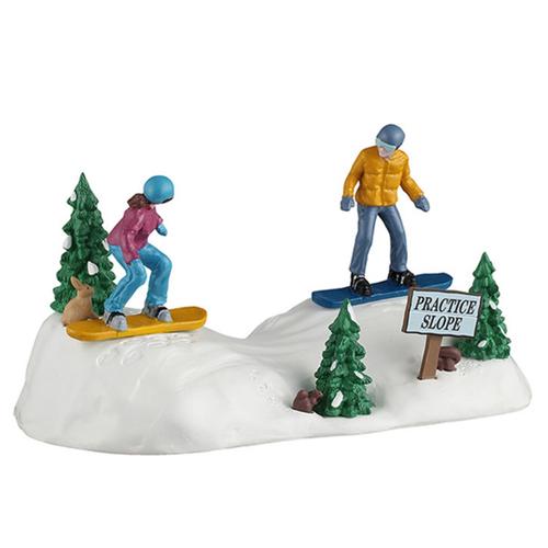 Visuel 1 du produit Personnages pour village de Noël entraînement de snowboard en résine coloris multicolore Lemax Vail Village - 8,9 x 17,5 x 8,5 cm