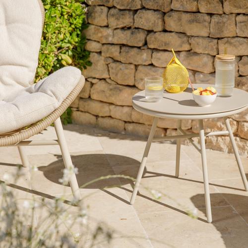 Visuel 9 du produit Salon de jardin en acier et résine tressée coloris beige Hosta II - 3 éléments (table basse et deux fauteuils)