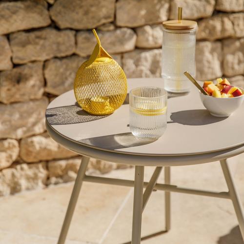 Visuel 7 du produit Salon de jardin en acier et résine tressée coloris beige Hosta II - 3 éléments (table basse et deux fauteuils)