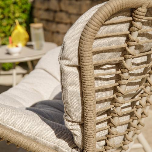 Visuel 5 du produit Salon de jardin en acier et résine tressée coloris beige Hosta II - 3 éléments (table basse et deux fauteuils)