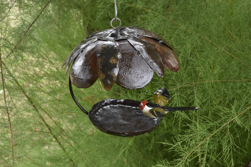 Visuel 1 du produit Mangeoire pour oiseau en métal recyclé avec toit fleur et mésange colorée Chouette&Co - 30 cm