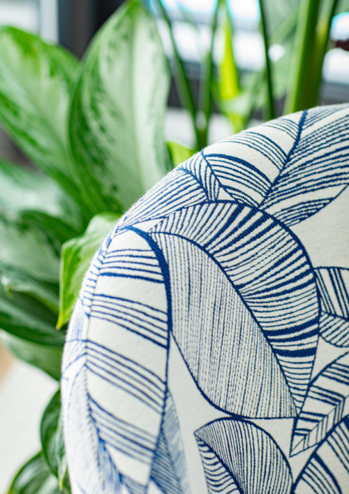 Visuel 4 du produit Fauteuil coloris bleu en bois et coton Clayton Malia - 66 x 70 x 72 cm