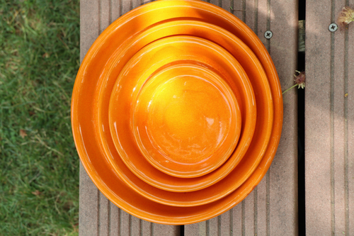 Visuel 1 du produit Soucoupe en terre cuite émaillée orange Savane Les Poteries d’Albi - Ø 22 cm