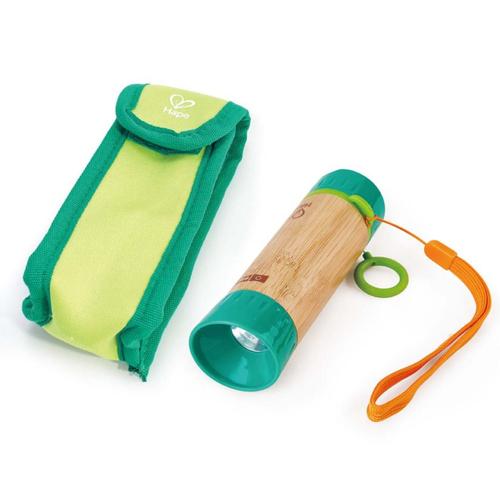 Visuel 2 du produit Lampe de poche manuelle avec étui en bambou et plastique à base de plantes Hape à partir de 5 ans - 4,2 x 4,2 x 13,5 cm
