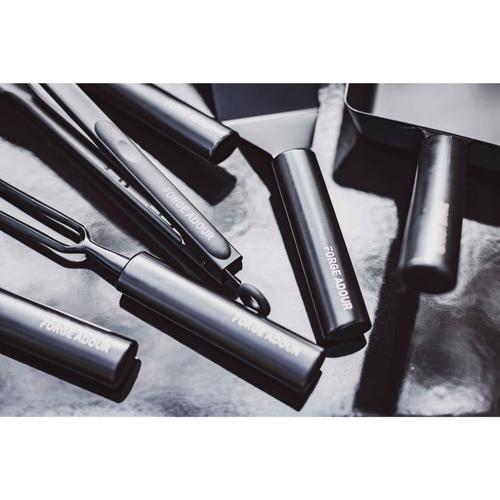 Visuel 3 du produit Pince courte pour plancha coloris noir en titane Forge Adour - 34 x 3,5 x 0,4 cm