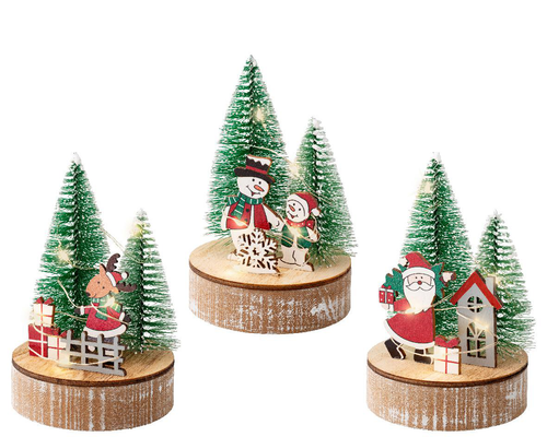Visuel 1 du produit Scénette de Noël sur socle en bois avec figurine rouge et sapins verts à micro LED blanc chaud  - Ø 8 x H 12,5 cm