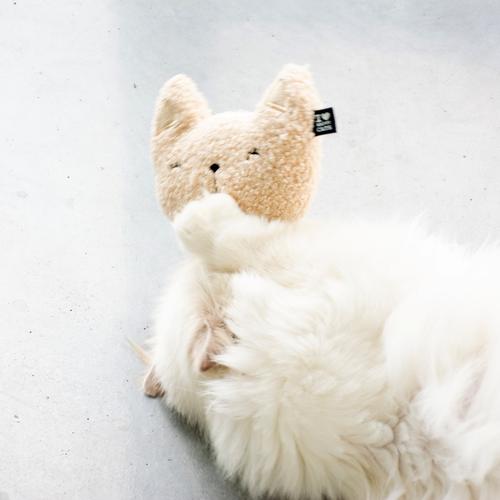 Visuel 4 du produit Jouet pour chat coloris écru coussin à remplissage d'herbes Happy Cat D&D Home Zara - 14 x 4 x 11 cm