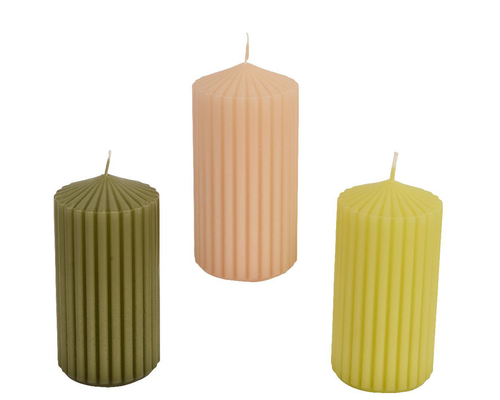 Visuel 1 du produit Bougie pilier en paraffine rayée colorée - Ø 6 x H 12 cm