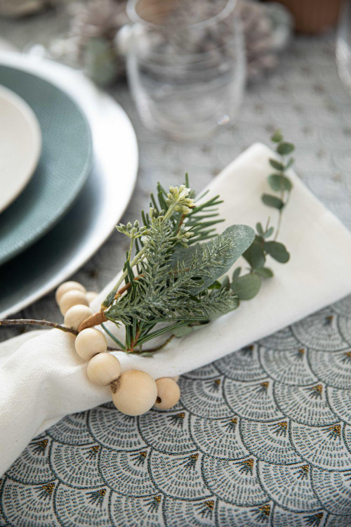 Visuel 3 du produit Rond de serviette coloris vert avec boules en bois, pommes de pin, eucalyptus et paillettes Modern – 6 x 9 x 9 cm