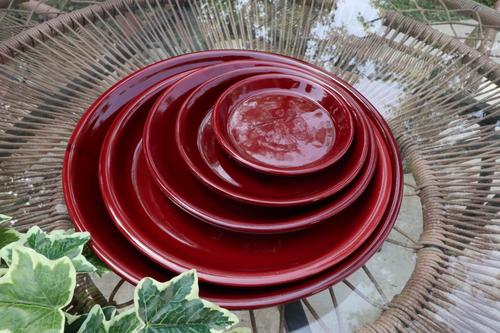 Visuel 1 du produit Soucoupe ronde en terre émaillée coloris cerise Les Poteries d'Albi - Ø 28 x H 3,5 cm