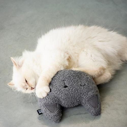 Visuel 4 du produit Jouet pour chat coloris gris coussin à remplissage d'herbes Happy Cat D&D Home Zoran - 19 x 5 x 16 cm