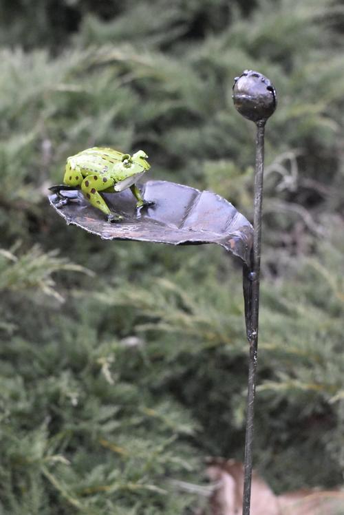 Visuel 1 du produit Grenouille décorative pour extérieur coloris vert en métal recyclé - 105 cm