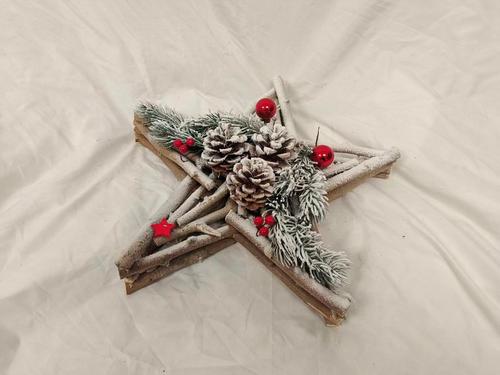 Visuel 1 du produit Étoile à LED en bois de mûrier avec pommes de pin givrées et boules rouges - 38 x 38 x 12 cm