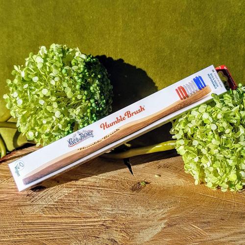 Visuel 3 du produit Brosse à dents pour adulte en bambou souple coloris bleu blanc rouge