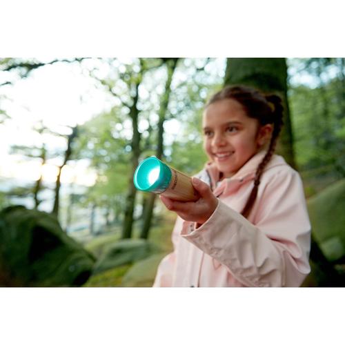 Visuel 3 du produit Lampe de poche manuelle avec étui en bambou et plastique à base de plantes Hape à partir de 5 ans - 4,2 x 4,2 x 13,5 cm